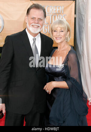 Le réalisateur Taylor Hackford, à gauche, et son épouse, l'actrice Helen Mirren, arrivent lors de la 11e édition annuelle des prix de la Guilde des acteurs de cinéma au Shrine Auditorium de Los Angeles, en Californie, le 5 février 2005. Crédit photo: Francis Specker Banque D'Images