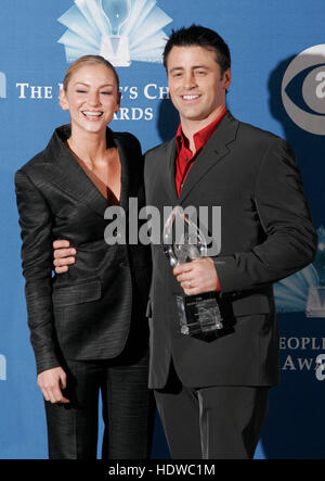 Acteurs Matt LeBlanc, droite, et Drea De Matteo poser après la série TV 'Joey' a remporté un prix au People's Choice Awards, à Pasadena, Californie le dimanche, 09 janvier, 2004. Crédit photo : Francis Specker Banque D'Images