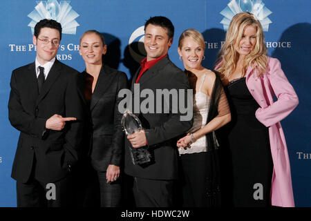 Acteurs, de gauche à droite, Paulo Costanzo, Drea de Matteo, Matt LeBlanc, Andrea Anders et Jennifer Coolidge posent après la série télévisée 'Joey' ont remporté un prix aux People's Choice Awards à Pasadena, Californie, le dimanche 9 janvier 2004. Crédit photo: Francis Specker Banque D'Images