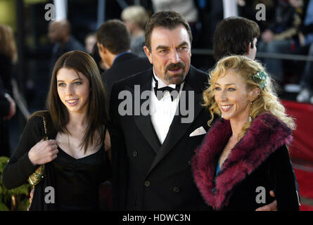 Tom Selleck, sa femme, Jillie Mack, droite, et sa fille Hannah au People's Choice Awards, à Pasadena, Californie le dimanche 9 janvier 2005. Crédit photo : Francis Specker Banque D'Images