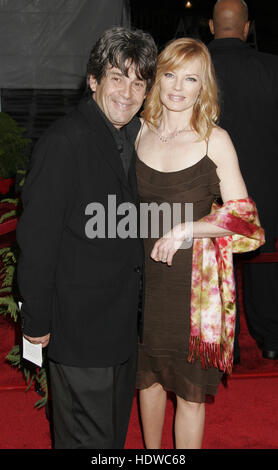 Marg Helgenberger et Alan Rosenberg arrive au People's Choice Awards, à Pasadena, Californie le dimanche 9 janvier 2005. Crédit photo : Francis Specker Banque D'Images