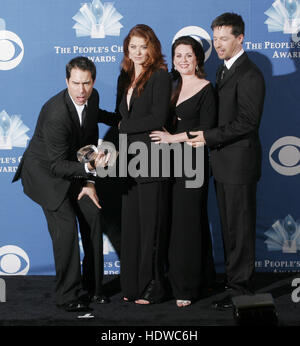 Eric McCormack, Debra Messing, Megan Mullally et Sean Hayes au People's Choice Awards, à Pasadena, Californie le dimanche 9 janvier 2005. Crédit photo : Francis Specker Banque D'Images