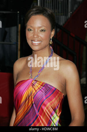 Aisha Tyler arrive au People's Choice Awards, à Pasadena, Californie le dimanche 9 janvier 2005. Crédit photo : Francis Specker Banque D'Images