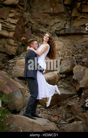 Bride and Groom hugging dans les montagnes Banque D'Images