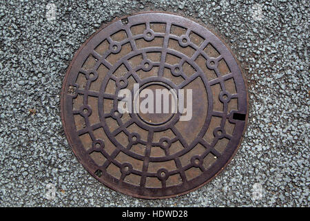 Couvercle de trou d'acier cercle de métal ou d'égouts dans la rue au Japon Banque D'Images
