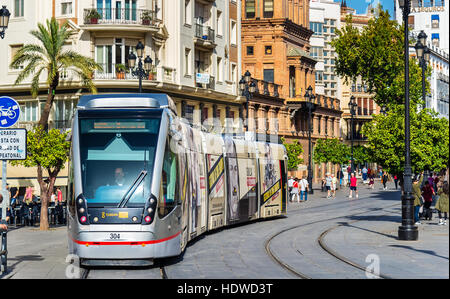 MetroCentro tramway sur l'Avenida de la Constitucion dans Sevilla, Espagne Banque D'Images