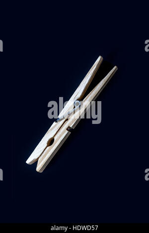 En bois unique clothespin isolated on black Banque D'Images