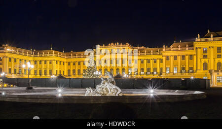 Le château de Schönbrunn est l'un des plus importants biens culturels, et depuis les années 1960 a été l'une des attraction touristique Banque D'Images