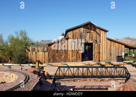 Apacheland Grange et Model Railroad trestle avec le Elvis Memorial Chapel dans le contexte lors de la Superstition Mountain Museum in Apache Junction, Ar Banque D'Images