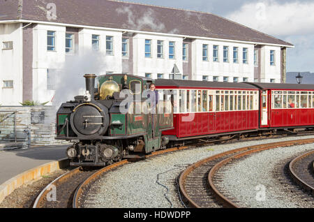 Machine à vapeur train arrivant en gare de Porthmadog, Ffestiniog & chemins Welsh Highland, au nord du Pays de Galles, Royaume-Uni Banque D'Images