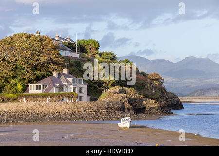 Lumière du soir sur le petit village de pêcheurs de Borth-y-Gest, près de Porthmadog, dans le Nord du Pays de Galles, Royaume-Uni Banque D'Images