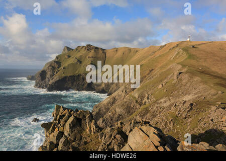 Vue sur les rochers, pentes et falaises sur le côté sud-ouest de Hirta, l'île principale de l'archipel de St Kilda à distance. Banque D'Images