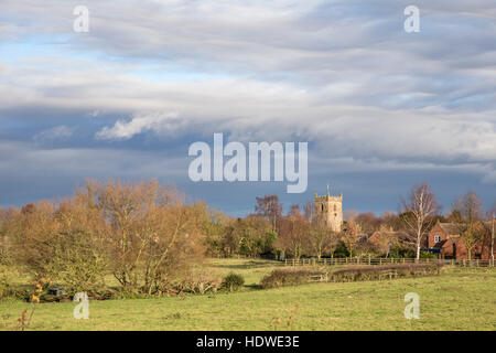 Lumière d'hiver sur le village de Alrewas et All Saints Church, , Staffordshire, Angleterre, RU Banque D'Images