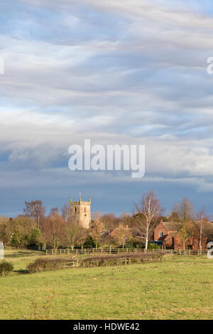 Lumière d'hiver sur le village de Alrewas et All Saints Church, , Staffordshire, Angleterre, RU Banque D'Images