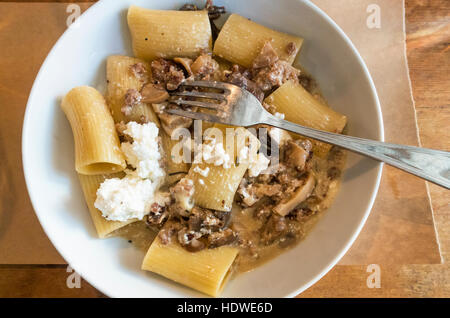 Paccheri alla norcina plat de pâtes italiennes, avec saucisses, cèpes, fromage ricotta, et truffes noires Banque D'Images