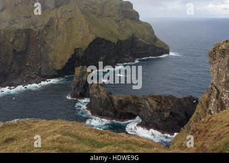 Pont en ruine de piles de la mer entre les îles de Hirta Soay et dans l'archipel de St Kilda, en Écosse. Banque D'Images