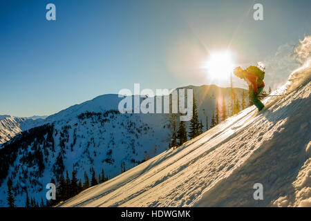 Skieur Freerider descend de la montagne à la lumière du soleil du matin Banque D'Images