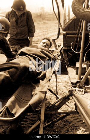 Un Américain blessé est levé sur un hélicoptère à la 21ème Inf. Regt. station de collecte à Painmal, Corée du sud du 38e parallèle, pour l'évacuation vers un hôpital de base. Le 3 avril, 1951 Banque D'Images