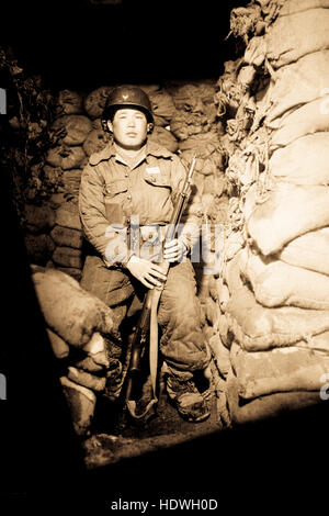 Un soldat de la République de Corée à Panmunjom le gardes route proche du camp de base de l'ONU, les délégués ( Melbourne )-ni. Le 15 mars 1952. Banque D'Images