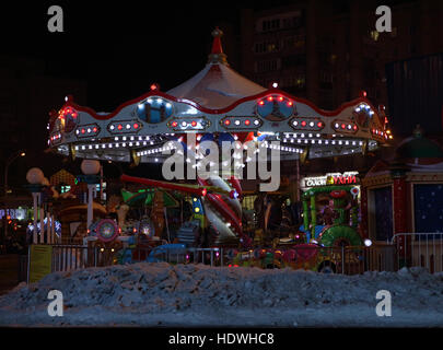 Carousel Swing ride in amusement park at night Banque D'Images