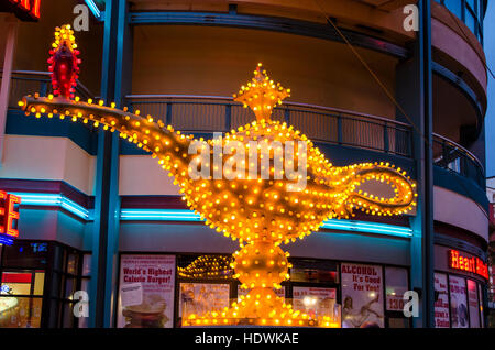 Aladdin's Lamp neon a été initialement installé à l'hôtel Aladdin en 1966, Neon Museum, Las Vegas, Nevada. Banque D'Images