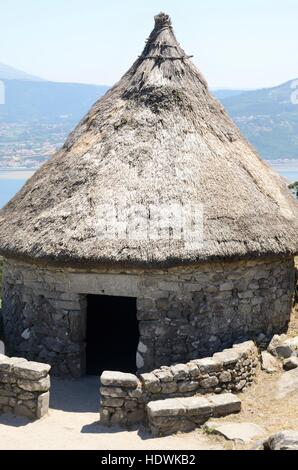 Maison reconstruite dans les vestiges d'une colonie celte à Santa Tecla Mont en Galice, Espagne. Banque D'Images