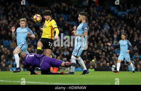 Daryl Janmaat de Watford (centre) en action au cours de la Premier League match au stade Etihad, Manchester. Banque D'Images