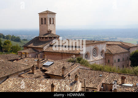 Toits et Abbaye de Saint Peter à Assise, en Ombrie, Italie. Banque D'Images