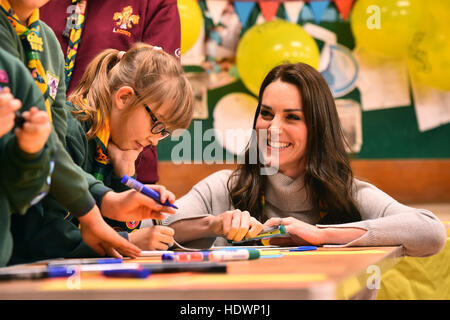 La duchesse de Cambridge parle avec des petits au cours d'une réunion avec Pack Louveteaux louveteaux de Kings Lynn, District de Kings Lynn au Scout et Guide Hut à North Wootton, près de King's Lynn, à un événement pour célébrer 00 ans de la Cub Scout Movement. Banque D'Images