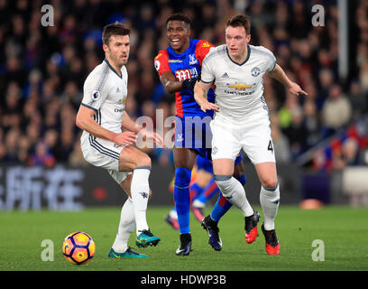 Le Crystal Palace Wilfried Zaha batailles pour la balle avec Manchester United, Michael Carrick (à gauche) et Phil Jones (à droite) au cours de la Premier League match à Selhurst Park, Londres. Banque D'Images