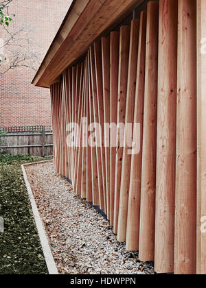 Voir l'extérieur le long du mur de bois. Busan Memorial Chapel, London, Royaume-Uni. Architecte : Spheron architectes, 2016. Banque D'Images