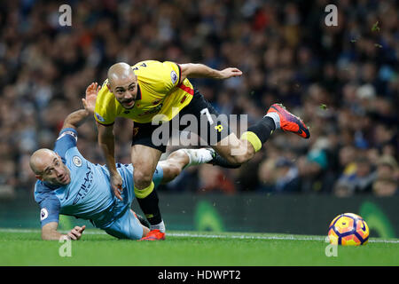 Manchester City's Pablo Zabaleta (à gauche) tire sur la Watford Nordin Amrabat au cours de la Premier League match au stade Etihad, Manchester. Banque D'Images