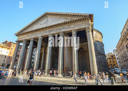 Rome, Italie - 22 août 2015 : arrière de l'ancienne église célèbre Panthéon de Rome, Italie, les gens marcher sur la place Banque D'Images