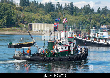 Les gens à cheval sur des remorqueurs à l'assemblée annuelle de l'Olympia Harbour Days Festival à Olympia, Washington. Banque D'Images