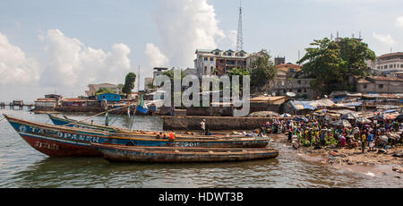 Marché bondé près de Freetown slum Banque D'Images