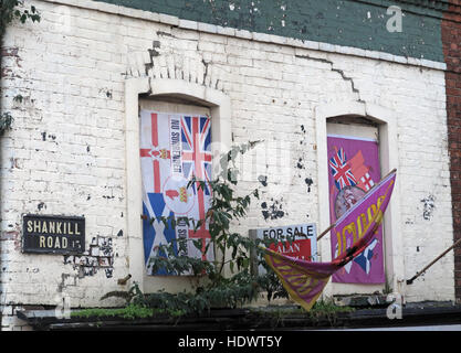 Drapeaux britanniques, off Shankill Road West Belfast, Irlande du Nord, Royaume-Uni Banque D'Images