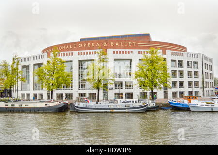 Amsterdam, Pays-Bas - le 17.09.2015 : vue sur l'opéra et ballet national néerlandais bâtiment proche de canal Banque D'Images