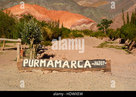 Signe de Purmamarca dans la vallée de colorée Quebrada de Humahuaca dans la province de Jujuy, dans le nord de l'Argentine. Banque D'Images