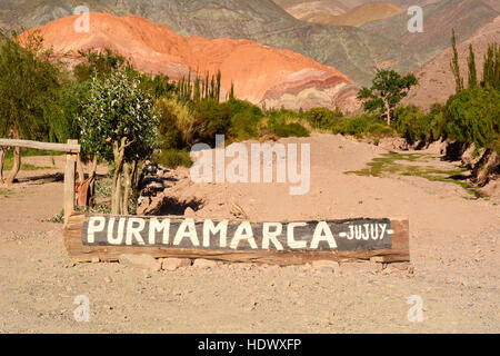 Signe de Purmamarca dans la vallée de colorée Quebrada de Humahuaca dans la province de Jujuy, dans le nord de l'Argentine. Banque D'Images