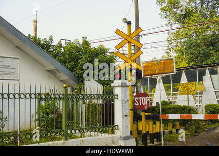 Les panneaux de passage à niveau en photo prise à Jakarta, Indonésie Banque D'Images