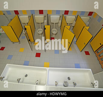 Salle de bains d'une école maternelle avec de petites toilettes et lavabos long Banque D'Images