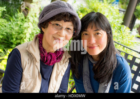 Portrait of smiling mother and daughter japonais plus âgés Banque D'Images