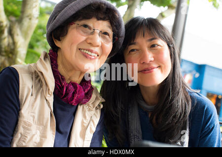 Portrait of smiling mother and daughter japonais plus âgés Banque D'Images