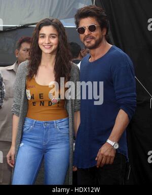 Shah Rukh Khan, acteur et actrice indienne de films hindi Bollywood Alia Bhatt lors de la promotion du film Chère Zindagi au Mehboob Studio Mumbai Inde Banque D'Images