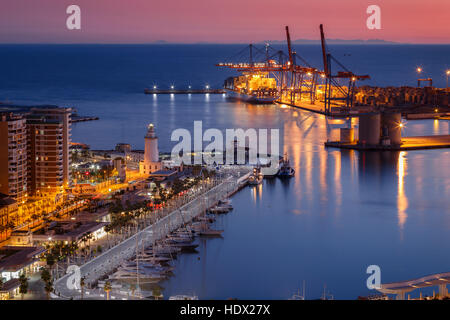 Malaga, vue sur port et phare au crépuscule, Andalousie, Espagne Banque D'Images