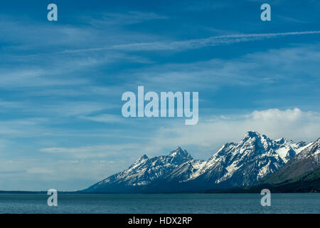 Montagne planent sur le lac Yellowstone dans le Parc National de Yellowstone Banque D'Images