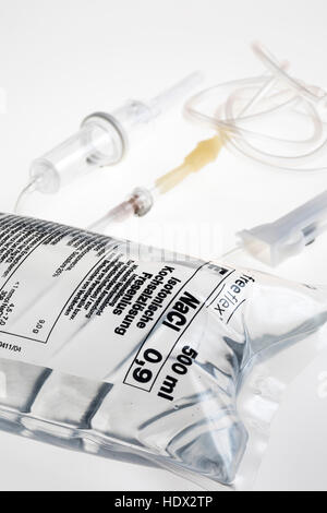 Solution saline isotonique, un demi-litre, poche de perfusion, poche de perfusion, goutte à goutte salée, Banque D'Images