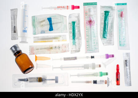 Divers produits jetables médicaux, seringues, canules, dispositifs de prélèvement de sang, en partie, emballé stérile canules d'injection, Banque D'Images