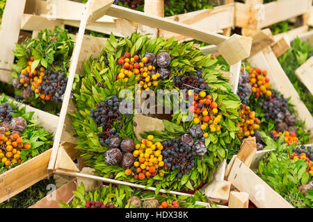 Des couronnes de Noël pour la vente au marché de Noël Banque D'Images