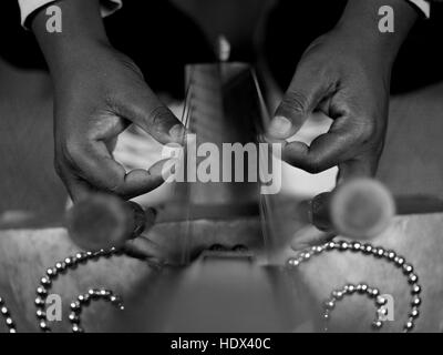 Close up de joueur de kora, noir et blanc Banque D'Images